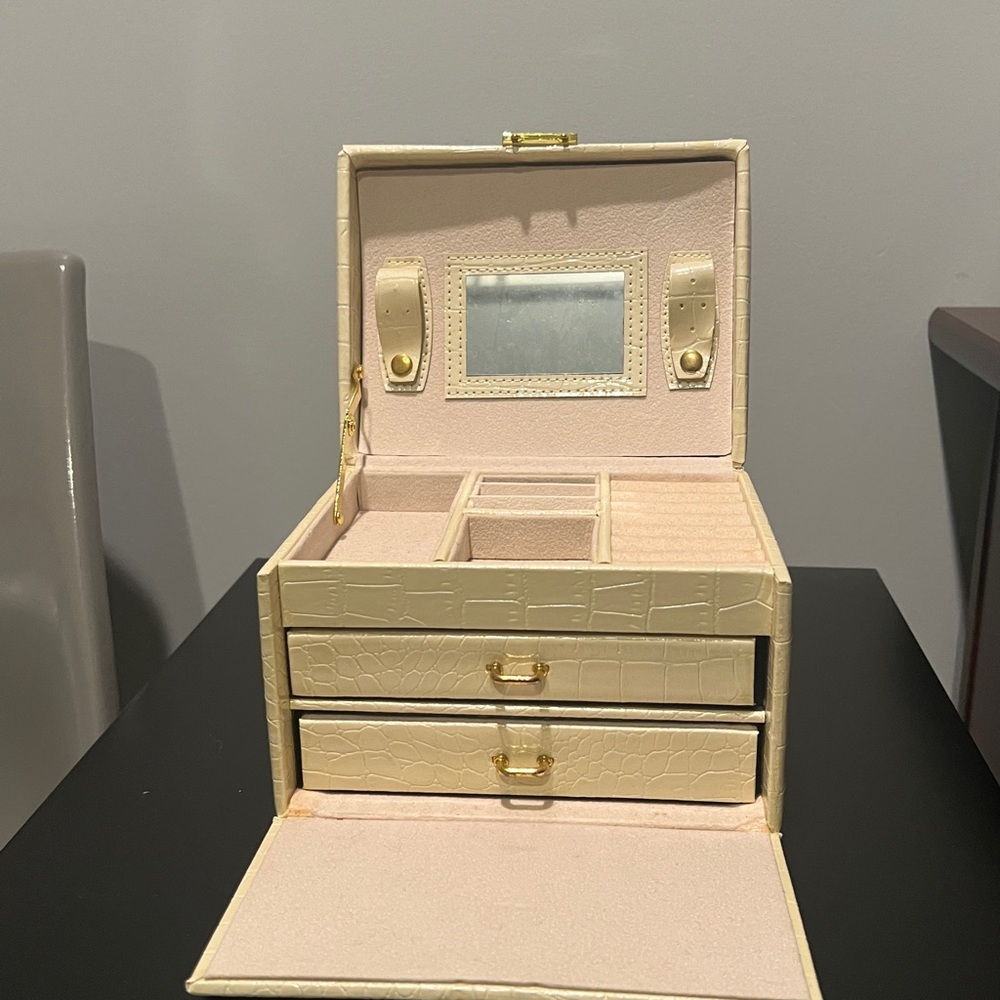Elegant Cream Jewelry Box with Mirror